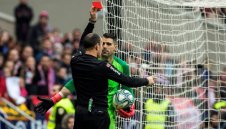 Съдията на Ел Класико е изгонил повече играчи на Барса