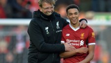 Клоп засипа с похвали младия национал Александър-Арнолд