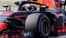 Изненада! Рикардо триумфира в Китай, Макс торпилира Фетел