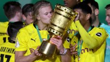 Феновете на Дортмунд се снимат с купата след ваксинация на стадиона