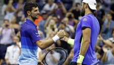 Новак Джокович е на две победи от историята