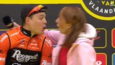 "Целувкагейт" и в Белгия: Репортерка целуна колоездач + ВИДЕО