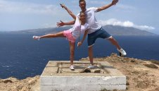 Той е легенда: Кара скутер и пие кафе в квартала, не отказва снимка или автограф + СНИМКИ