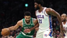 Ембийд се завърна, но Бостън отнесе Филаделфия