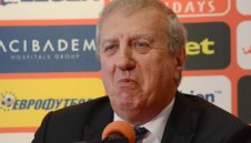 Томов да вземе лопата и да се зарови!