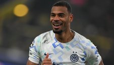 С два гола на Диуф в добавеното време Интер спечели 2:1
