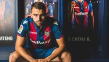 Реал се раздели с двама