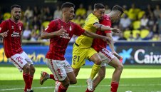 Потапянето на „жълтата подводница“ продължава