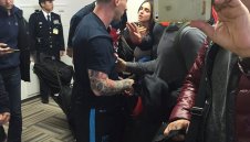 Плюят Меси на летището в Токио