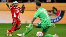 Байерн отнесе Леверкузен и продължава без грешка 