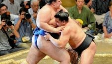 Аоияма отново яде бой в Япония