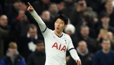 Късна дузпа прати Шпорите напред за ФА Къп