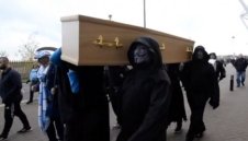 Ужас за Гаджев и Ковънтри! Феновете погребаха отбора + СНИМКА