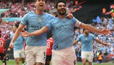 Гюндоган финтира Барса и остава в Сити?