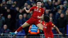 Ливърпул пак удари Евертън! Младок донесе 1:0 на Червените с гол-шедьовър