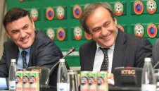 Боби и Платини се усамотяват на яхта