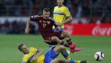 Сборная излъга Швеция и остава в играта