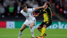 Гьотце "виси" заради зъбите