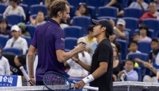 Бият го децата на крачка от финала: Нов резил за Медведев