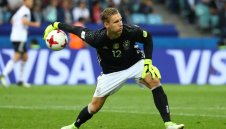 Наполи продължава преговорите с Лено