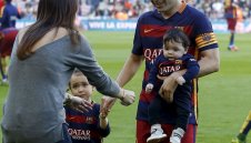 Иниеста иска да се пенсионира в Барселона