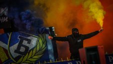 ОФИЦИАЛНО: Феновете се завръщат на стадионите