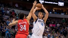 Дирк изпревари Чембърлейн и вече е 6-и по точки в НБА