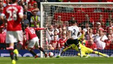 Автогол изстреля Манчестър Юнайтед на върха