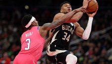 Янис опита да хитрува, НБА му взе трипъл-дабъл