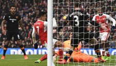 Скандално! Арсенал надви Хъл след гол с ръка