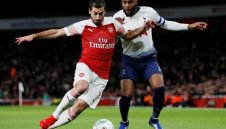 Арсенал бие шута на Мхитарян и Йозил през лятото