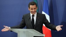Саркози &quot;моли&quot; за милост националния отбор на домакините