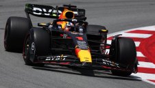 Верстапен премаза всички и в Испания, двата Мерцедеса на подиума