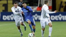 Левски се вдигна с мъчна победа срещу десет от Славия + ВИДЕО