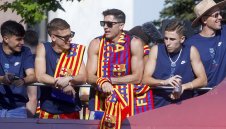 Звезди на Барса въртят педалите по случай титлата