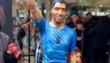 Вдигнаха статуя и на Луис Суарес