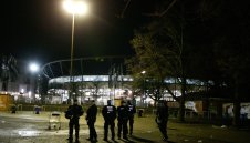 Става страшно! Мачът в Хановер е отменен заради експлозиви в линейка!