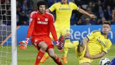 Челси иска двама от Арсенал за Чех