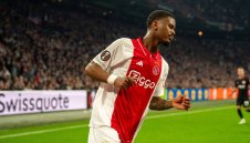 Челси направи пробив и е близо до млад бранител