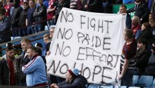 Лудост! Грохналият Астън Вила ще глобява феновете си