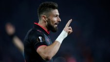 Червен картон и брилянтно изпълнение на Жиру спасиха Арсенал срещу Звезда + ВИДЕО