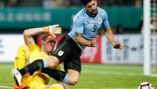 Суарес вкарва, Уругвай громи