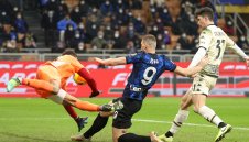 Интер се измъкна с гол в 90-ата минута срещу Венеция