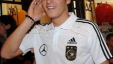 Месут Йозил очаква тежък мач с Англия