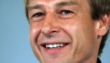 Клинсман награди футболистите си с по чаша бира