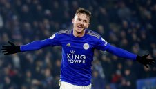 Лестър дава нови договори на двама