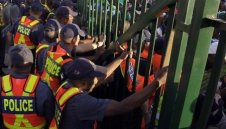 Паника в ЮАР! Безредици на стадион, множество ранени