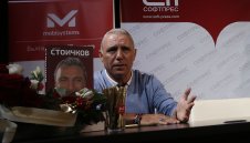 Христо Стоичков чака пари от Левски, дарява ги на ЦСКА