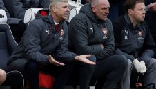 Лудост: Арсен Венгер остава в Арсенал още един сезон