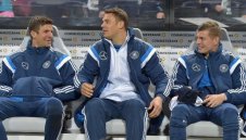 Йоги дава почивка на трима световни шампиони